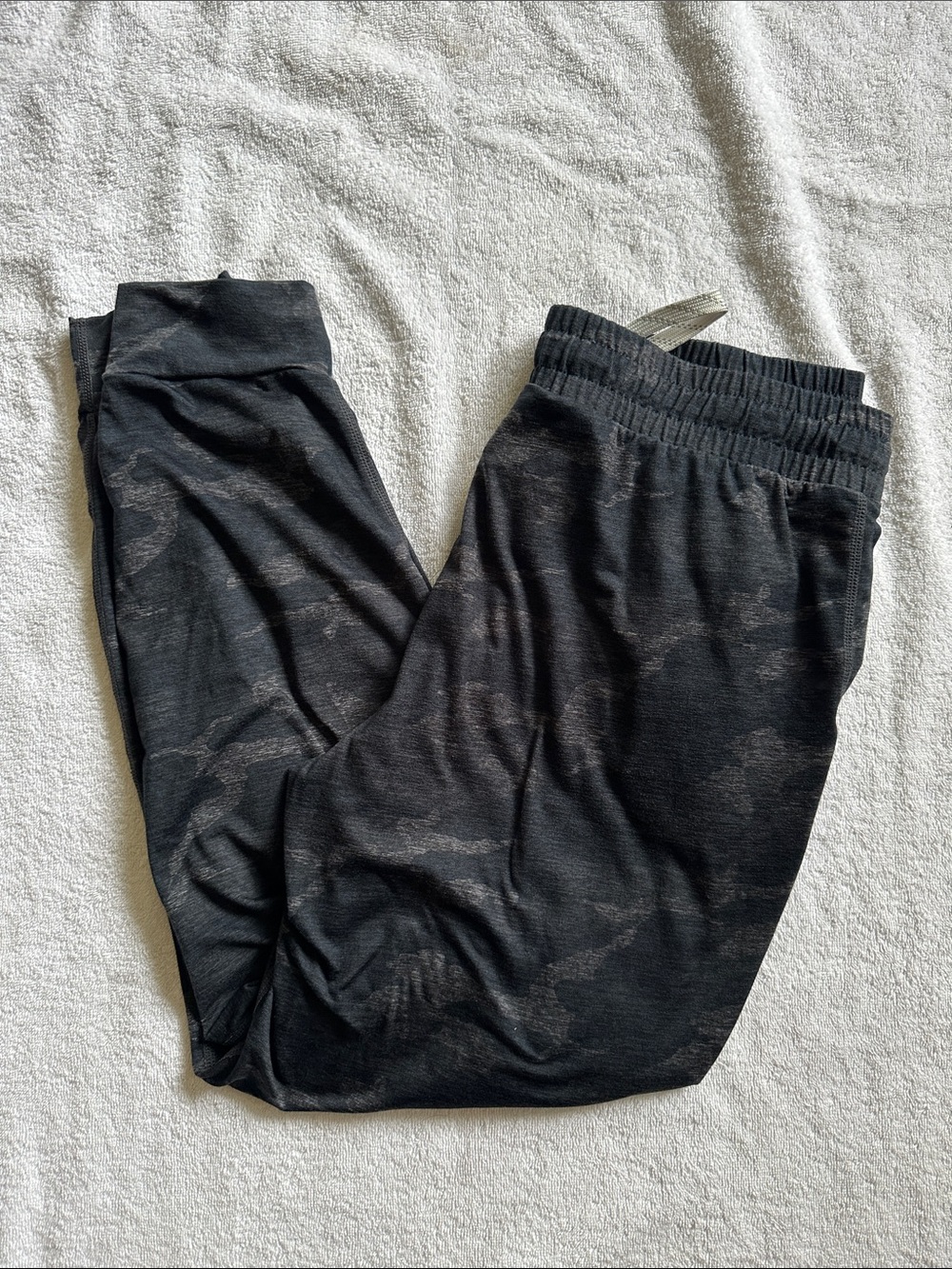Kirkland Women’s Lightweight Dark Blue and Gray Camo Jogger Pants Size Small